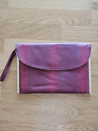 Rote Clutch in Schlangenleder-Optik – Kunstleder