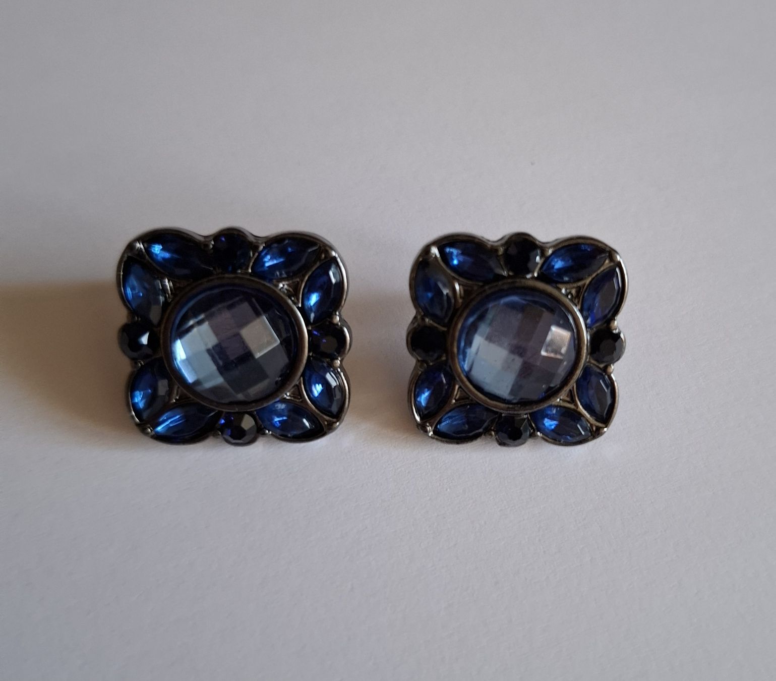 Ohrringe & -stecker: Ohrstecker mit facettierter, blauer Einlage – Neu (gemäss Beschreibung) aus Dietikon von Hirschkopf 5