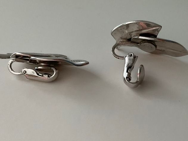 Ohrringe & -stecker: Silbrige Clip-on Ohrringe - 2 Blätter – Gebraucht aus Basel von cat_sq5m 1