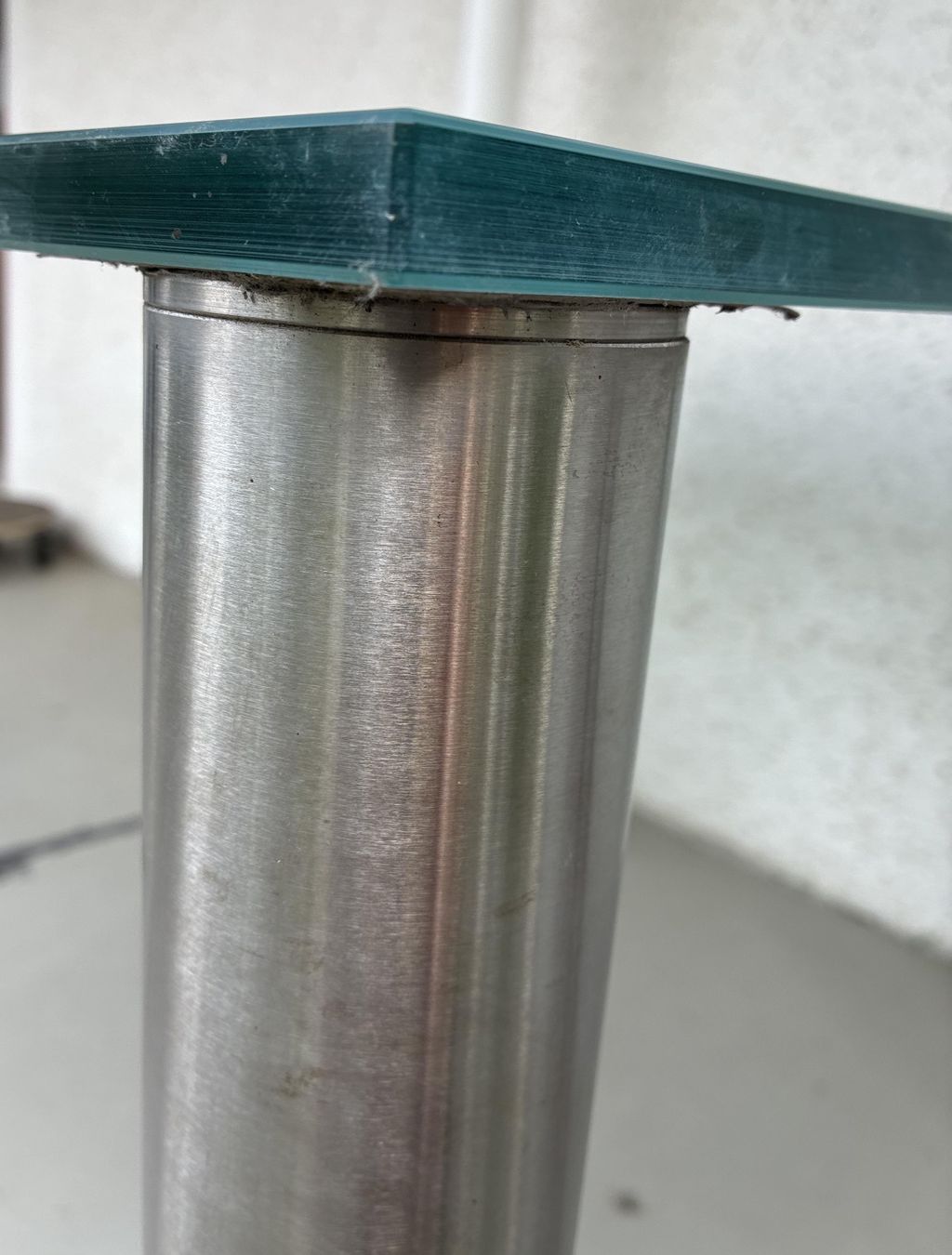 Tables: Tisch Glas satiniert  - Beine Alu rund – D'occasion à Oberkulm par Weberlisa 5