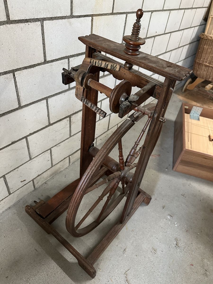 Ruote per filare: Antikes Spinnrad aus Holz – Usato da Goldau venduto da Henggi88 1