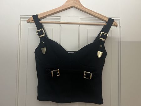 Schwarzes Top mit Schnallen