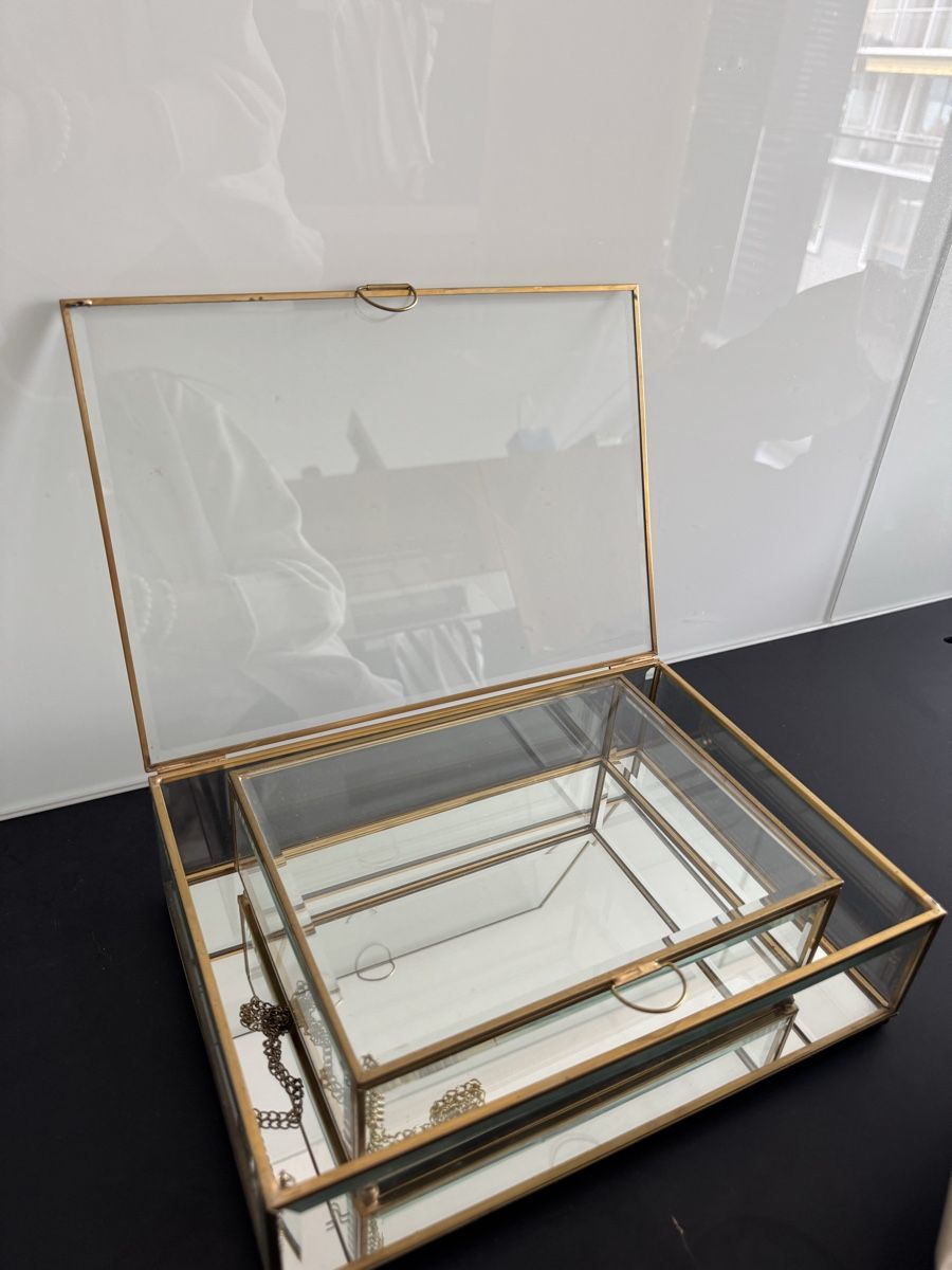 Portagioie: Two Glass Display Boxes with Brass Frame and Mirror Base – Usato da Zug venduto da dadadel 3