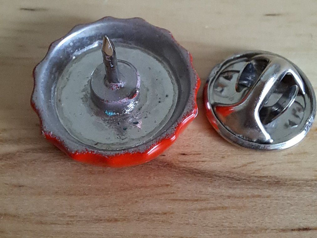 Coca-Cola Placchette & Badge: Pin Coca Cola Kronkorken – Usato da Kriens venduto da Wolly85 1