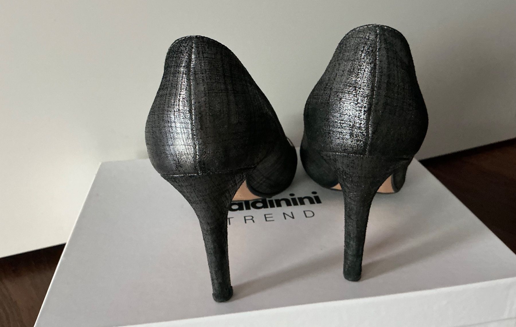 Baldinini Scarpe da donna: Baldinini gray/silver leather pumps 39 – Usato da Basel venduto da 18Inspiration 3
