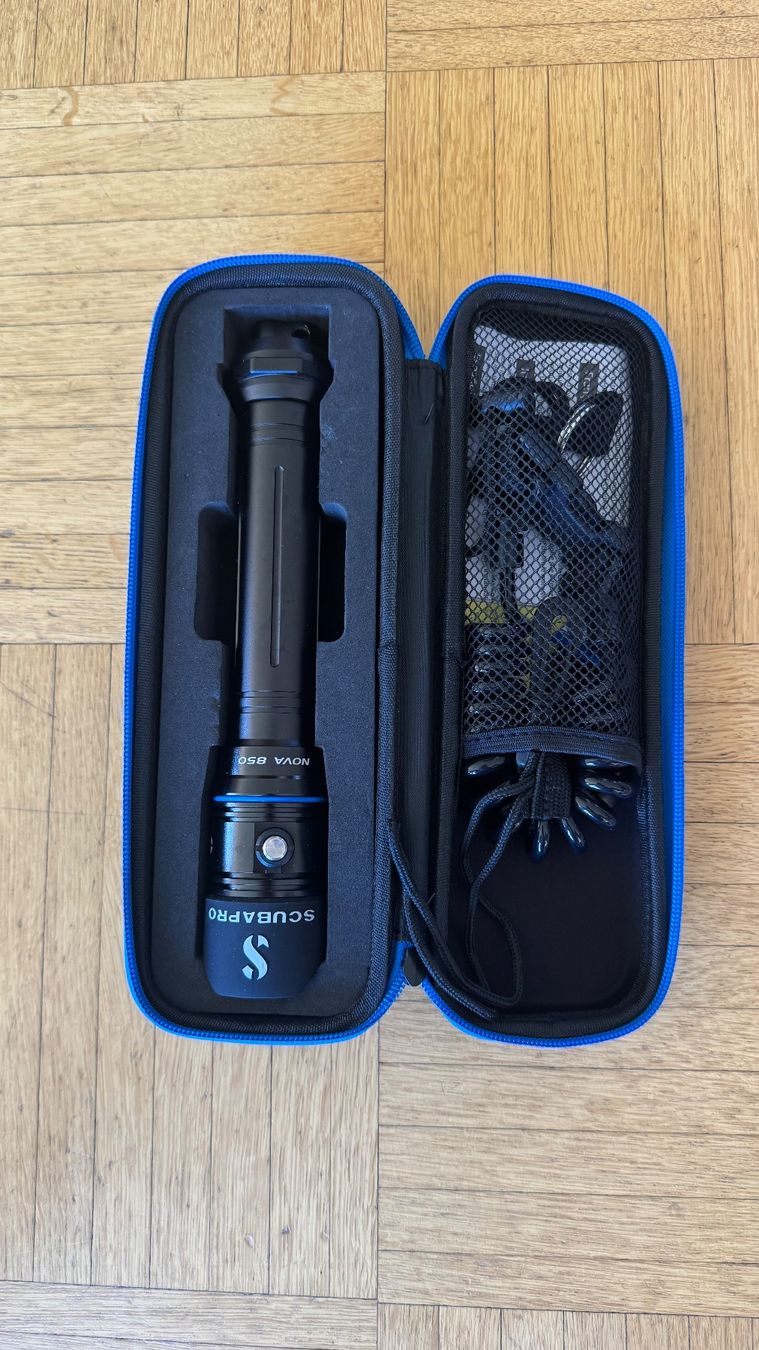 Scubapro Lampen: Scubapro Nova 850 Dive Torch – Neu (gemäss Beschreibung) aus Küsnacht ZH von Floor1an
