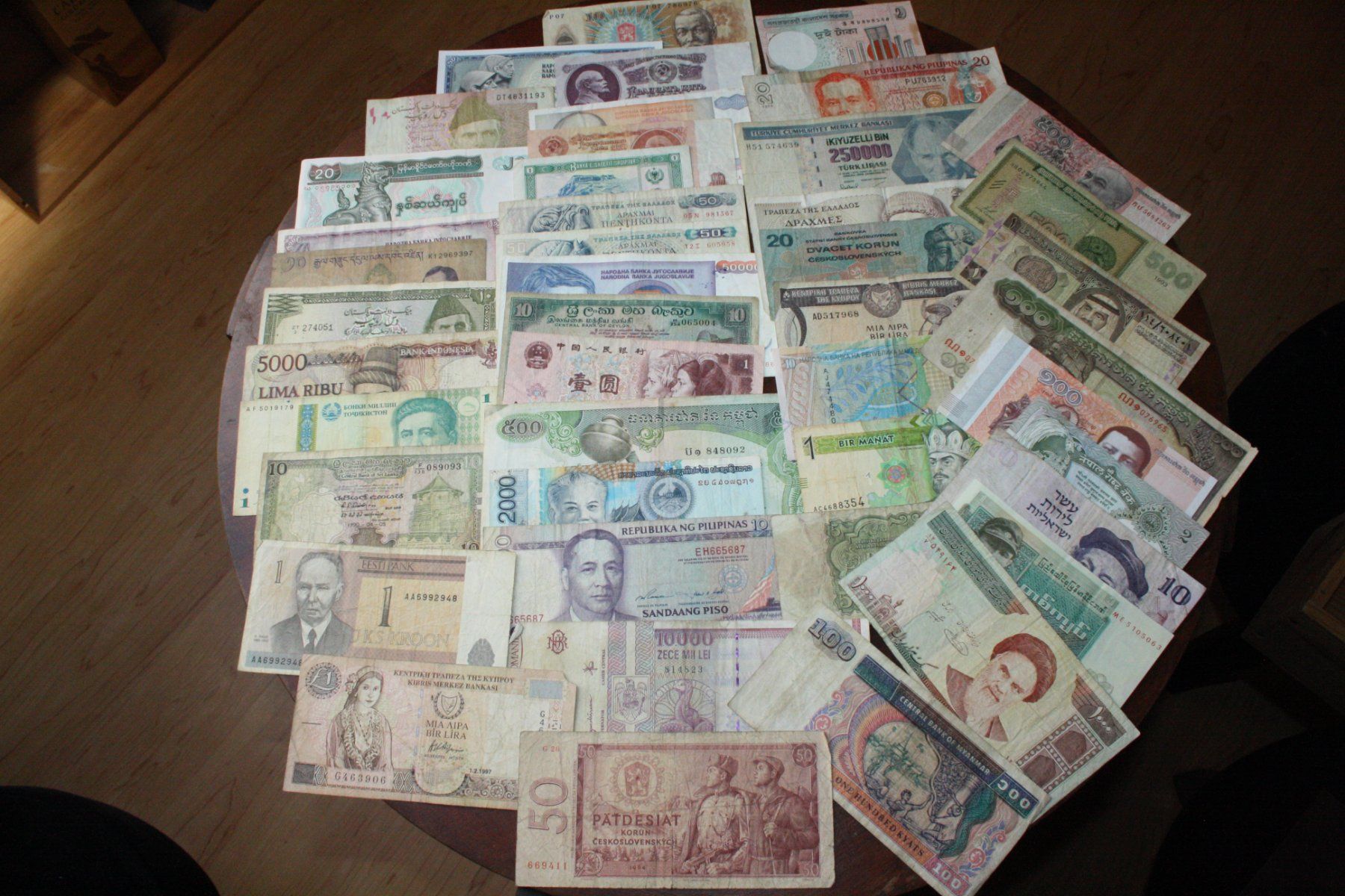 Banknoten: Lot international 100 billets sans double – Gebraucht aus Cormondrèche von Hermes.monnaies