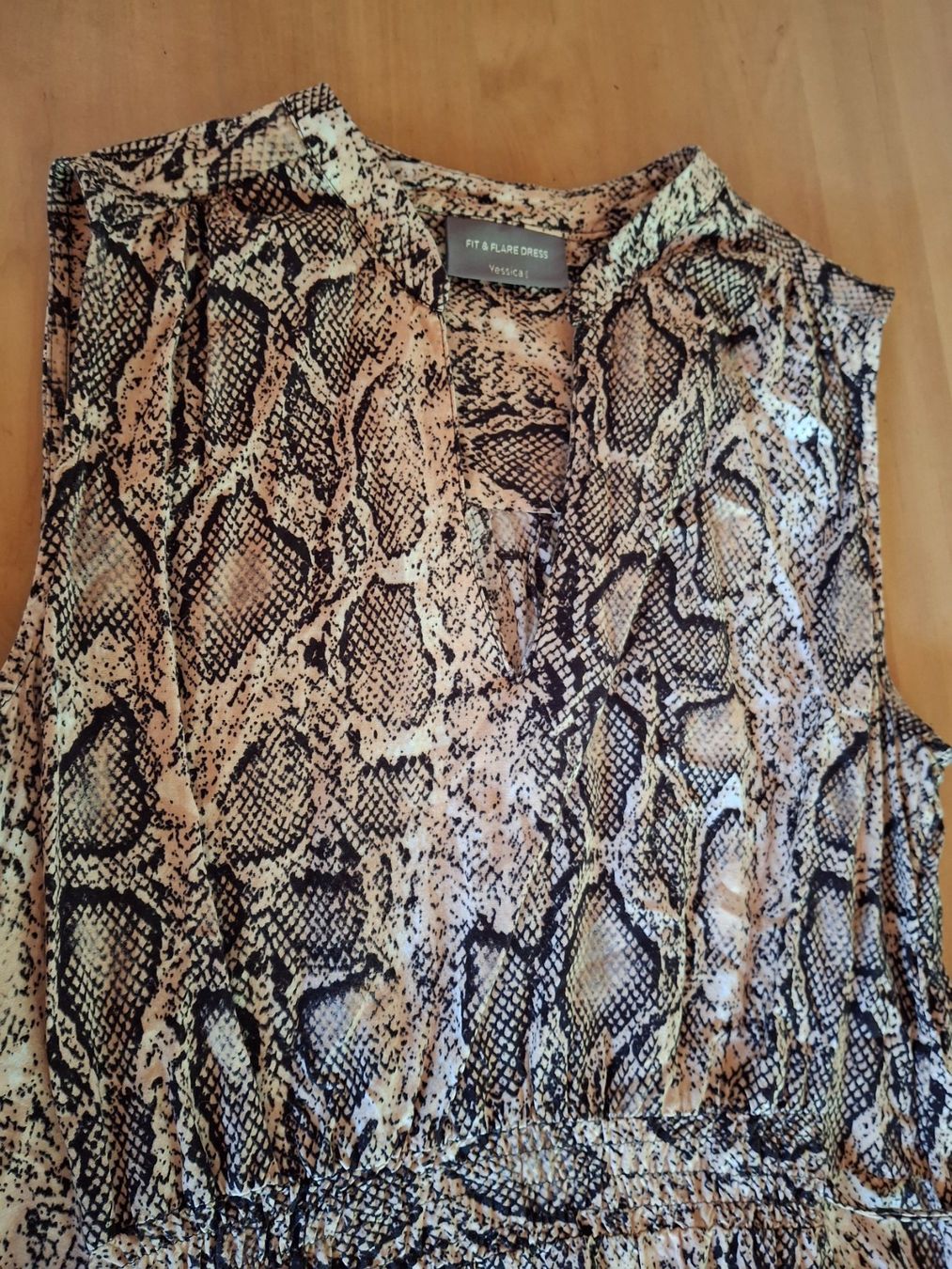 C&A Robes: Robe imprimé reptile taille 40 marque C&A – D'occasion à Villiers par san_jn5w 2