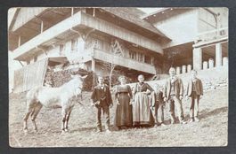 Bauernhaus, Milchkannen/Familie mit Pferd/ Fotokarte ca 1920