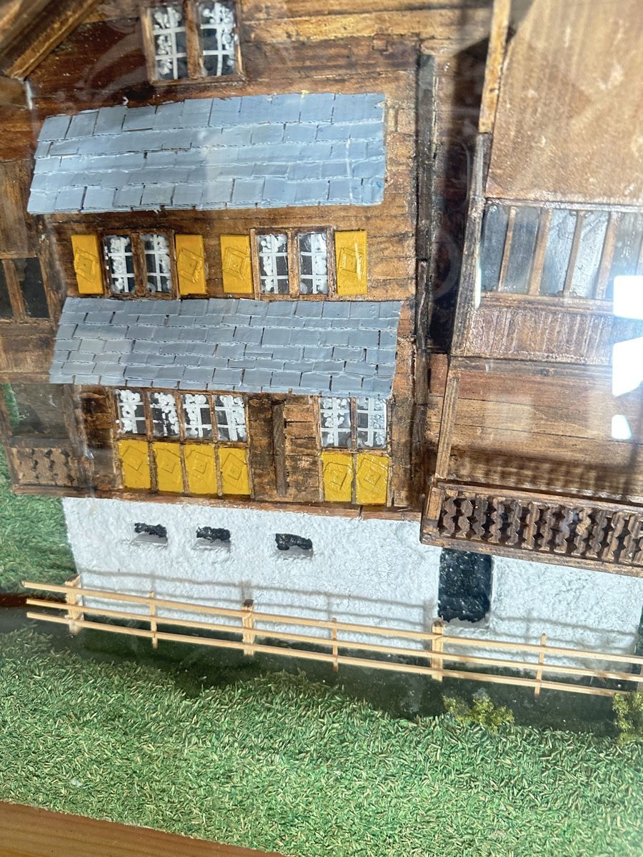 Foto & Immagini: Altes Schweizer Chalet Modell im Glaskasten. – Usato da Rafz venduto da Tueni1 2