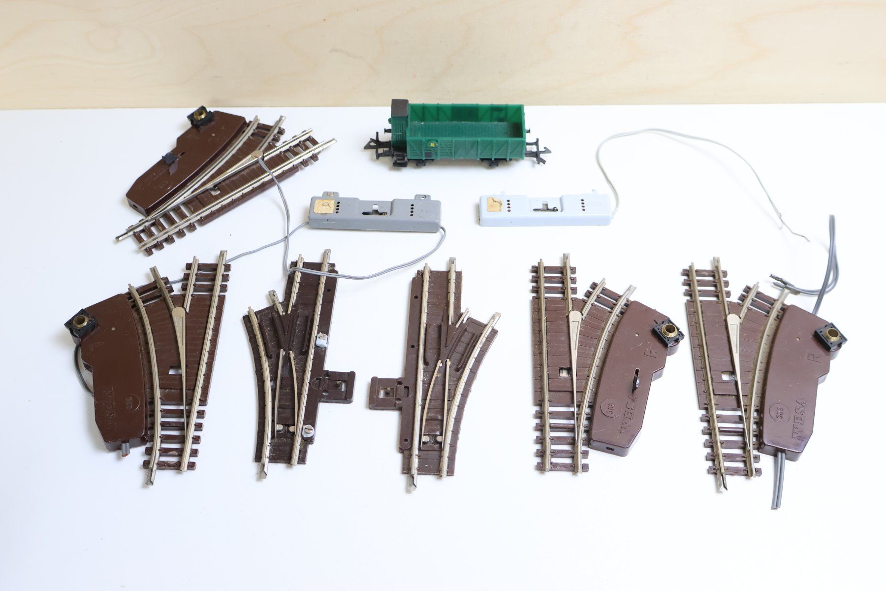 Wesa Modellini di ferrovie: WESA 6 x Weichen + Güterwagen + Kabel - Modellbahn – Usato da Winterthur venduto da Monstera 5