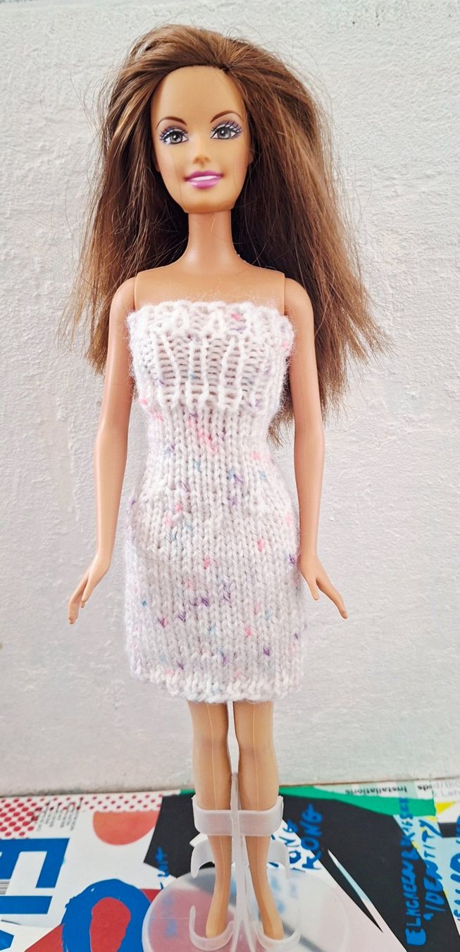 Bambole: Barbie Kleid. Neu und handgestrickt. – Nuovo e nell'imballaggio originale da Zug venduto da Areta