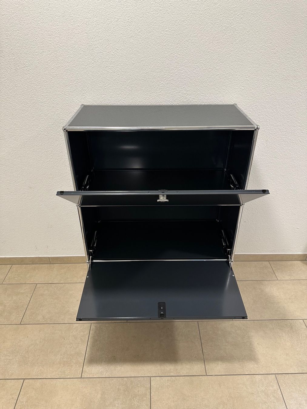 USM Scaffali: USM Highboard 1x3 Anthrazitgrau, Top Zustand – Usato da Grenchen venduto da Design-Outlet 4