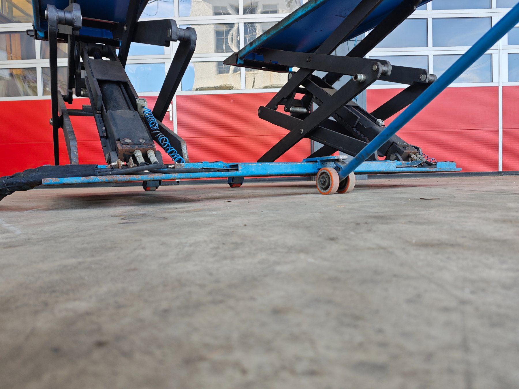 Piattaforme elevatrici & Crick: Autolift Hebebühne Scherenhebebühne Transportabel – Usato da Burgdorf venduto da duhe62 5