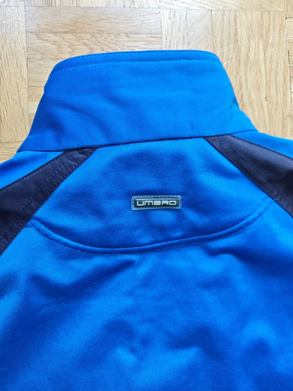 Umbro Giacche: Vintage Umbro Trainingsjacke track jacket Y2K – Usato da Liebefeld venduto da manyawoods 2