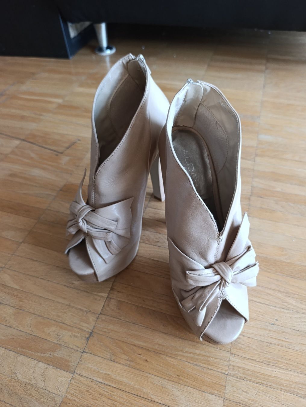Stuart Weitzman Scarpe da donna: ALDO Beige Peep Toe Ankle Boots Gr 40. – Usato da Zürich venduto da VorlonShadow