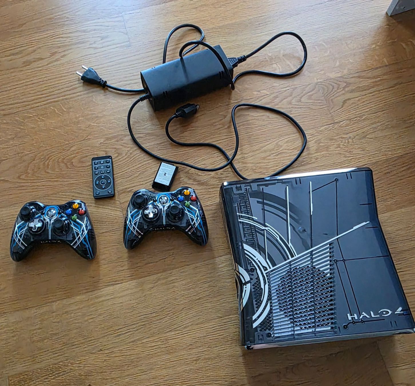 Console: Xbox 360-Limited Edition Halo 4 – Usato da Schaffhausen venduto da ang_bt75 2