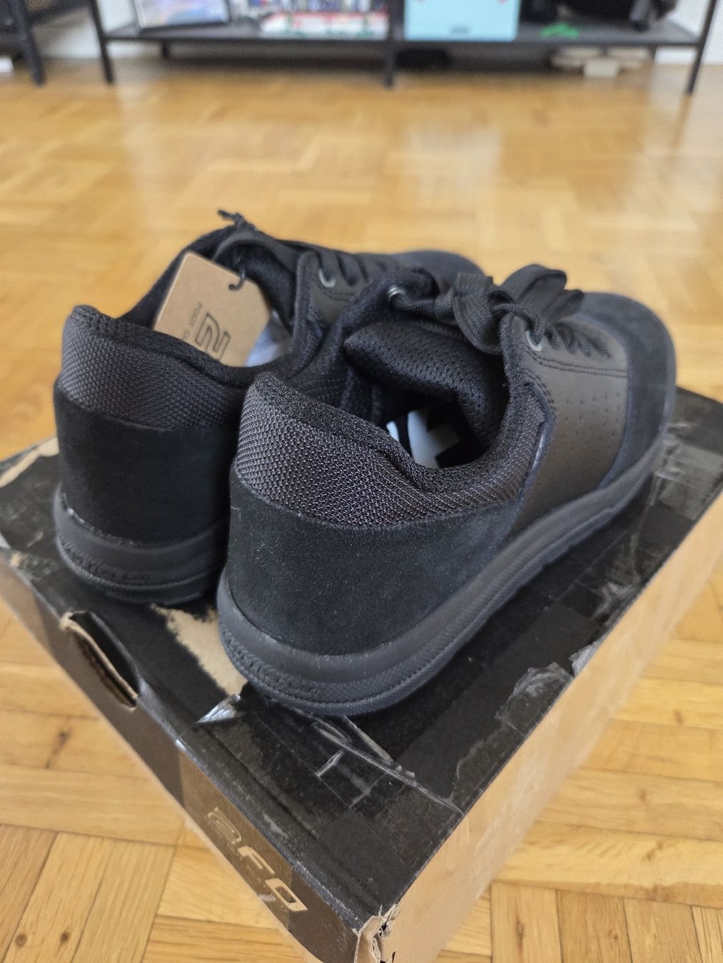 Specialized Scarpe da uomo: Chaussures VTT 2FO ROOST FLAT noires taille 37 NEUVES – Nuovo e nell'imballaggio originale da Orbe venduto da Sdcr 2