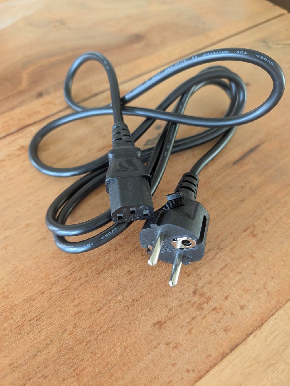Cavi: Netzkabel (Schuko auf C13) – Usato da Reichenburg venduto da baumli7