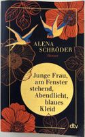 Junge Frau, am Fenster stehend, Abendlicht – Alena Schröder