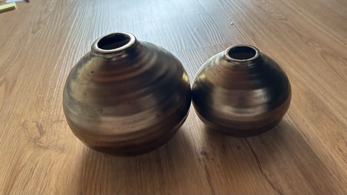Vasi & Recipienti: Zwei Vasen, gold/bronzefarben – Usato da Roggwil BE venduto da R..