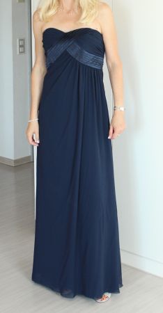 Bodenlanges, dunkelblaues und schulterfreies Abendkleid