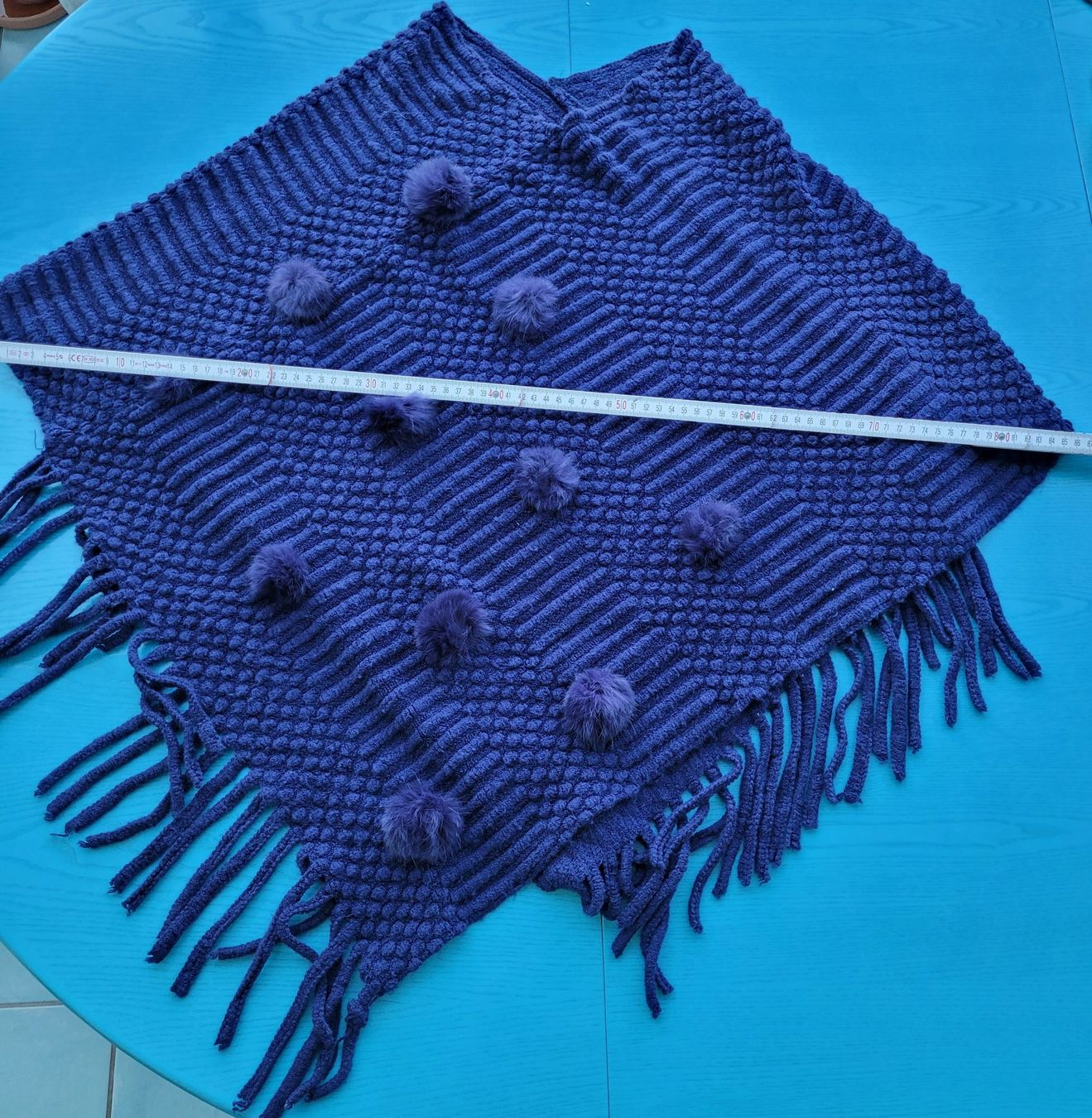 Sonstige Damenmode: Blauer Strickponcho mit Bommeln onesize Fransen Winterpon... – Gebraucht aus SCHÜBELBACH von CoKaHa 3