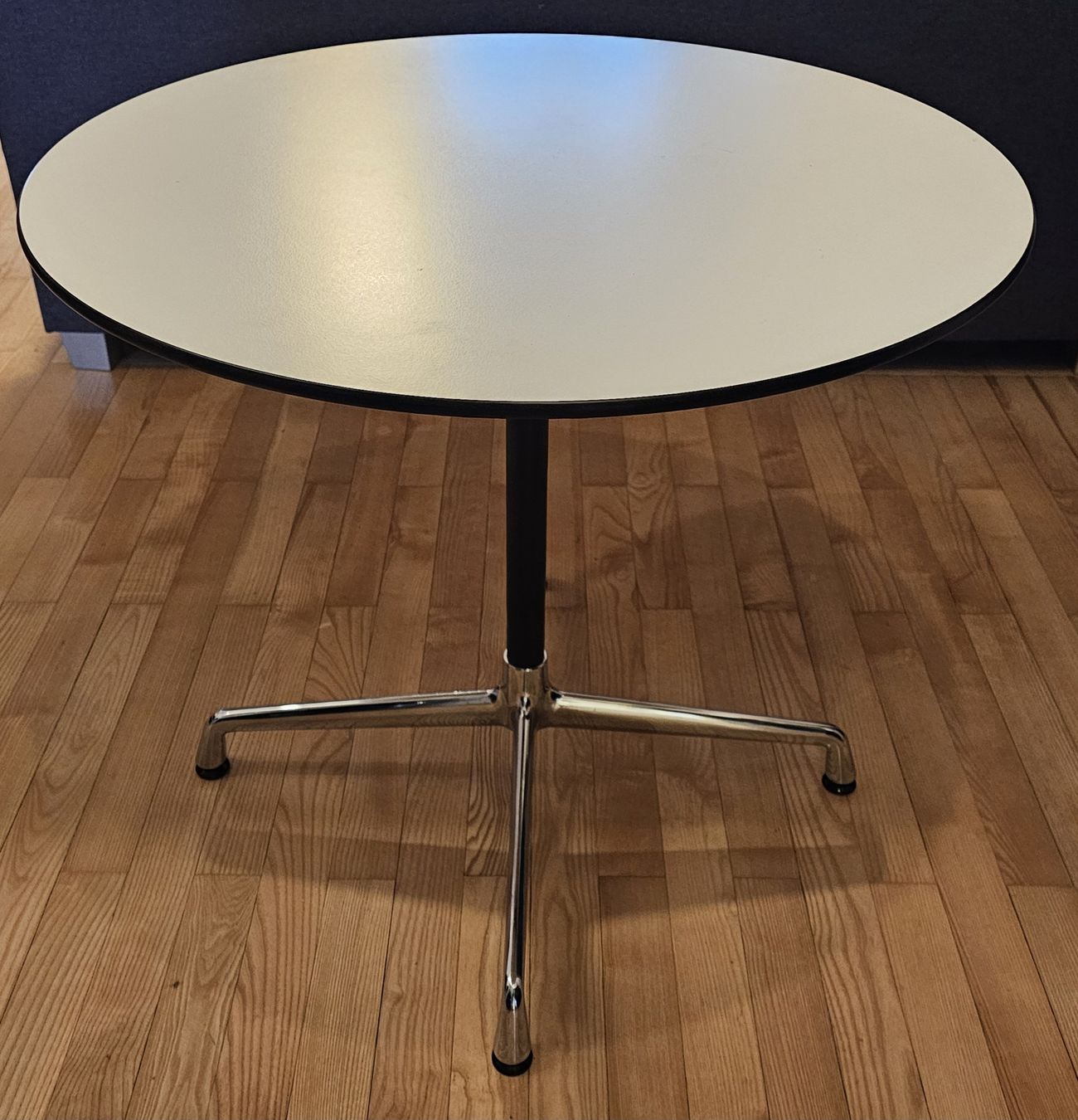 Tavoli: Vitra Eames Tisch rund 80 cm Durchmesser – Usato da Basel venduto da Allerlei-Basel