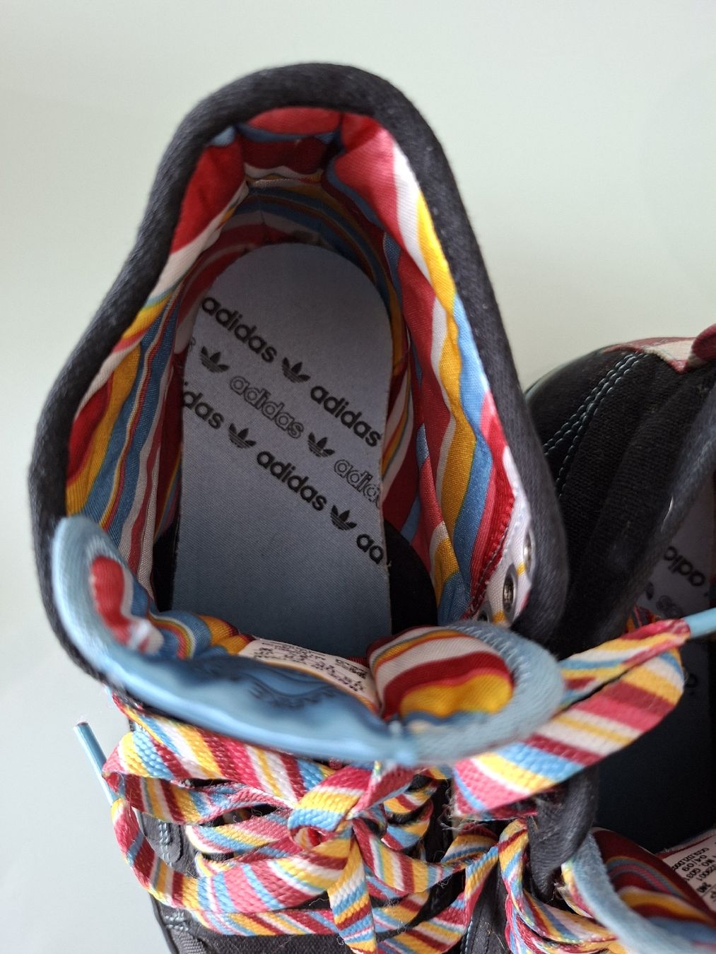 Chaussures femmes: Baskets basses Adidas noires avec lacets multicolores – D'occasion à Renens VD par ser_j2fn 6