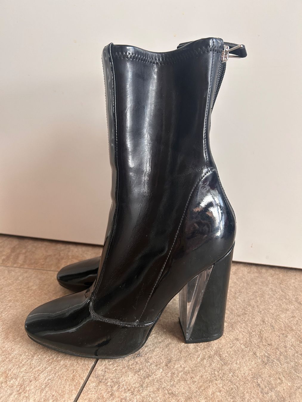 Damenschuhe: GUESS Lack-Stiefeletten Schwarz – Gebraucht aus Bönigen von zis_bnd7 1