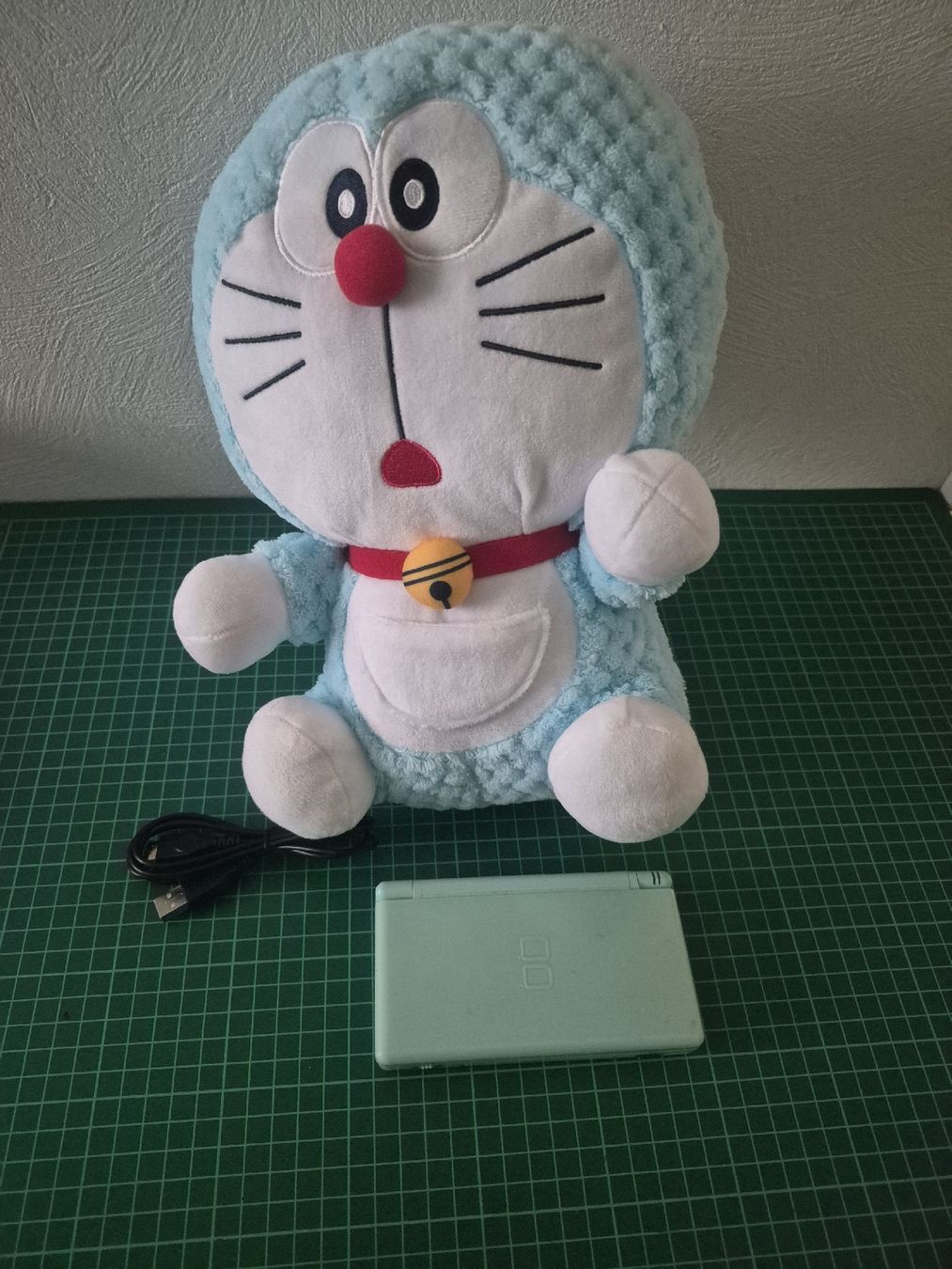 Nintendo Console: Nintendo DS Lite with Doraemon Plush Toy - Bundle! – Usato da Meyrin venduto da Retro-GZ