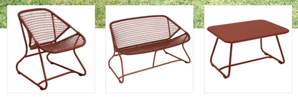 Fermob Set di tavolo e panche: Fermob Sixties Set komplett in der Farbe ockerrot – Nuovo e nell'imballaggio originale da Worb venduto da outherein 1