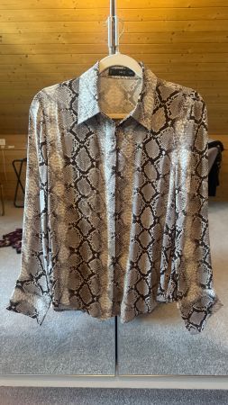 Mango Schlangenmuster Bluse. Grösse S