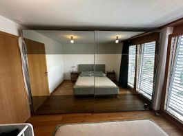 Design-Schwebetürenschrank mit Spiegelfront – sehr guter Zus