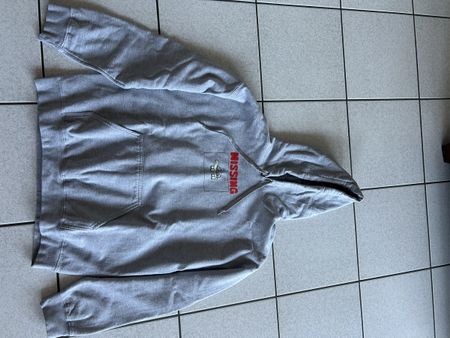 Grauer Kapuzenpullover mit Schildkröten-Print Grösse M