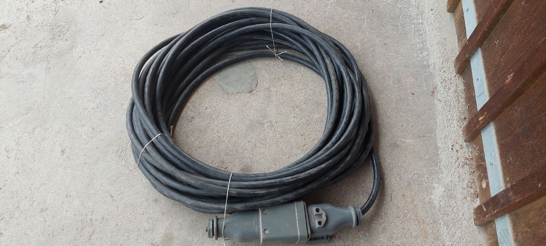 Cavi: Starkstromkabel 30m 5x4 mm – Usato da Niederuzwil venduto da Dakitiki