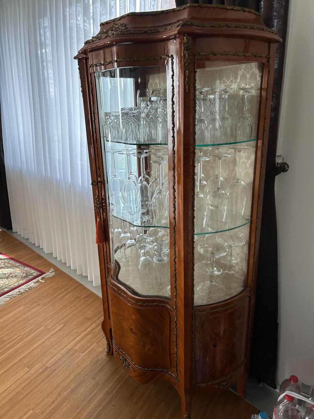 Vetrine: Louis XV Vitrine mit elegant gebogenem Glas – Usato da Küsnacht ZH venduto da filo_fila8700 1