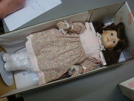 grosse Porzellanpuppe, Originalkarton