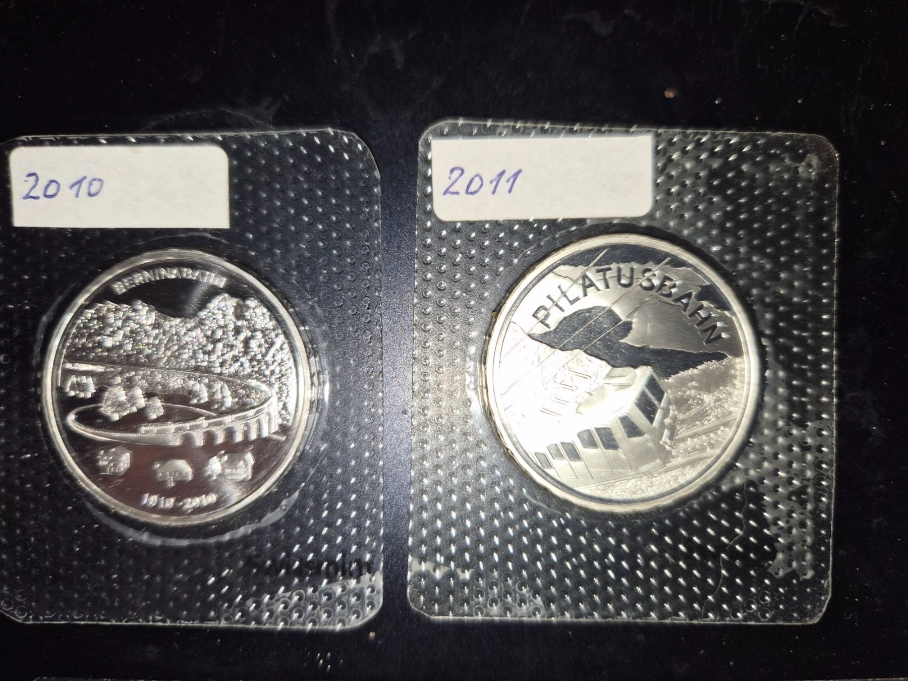 Tutti le monete: 2 pièces de 20 francs suisse 2010/2011 – Nuovo e nell'imballaggio originale da Bévilard venduto da CONTRESENS