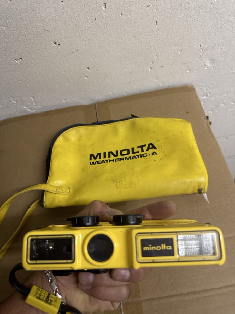 Minolta Kamera: Minolta Weathermatic A yellow camera with pouch – Gebraucht aus Riehen von M.S.DVD 9
