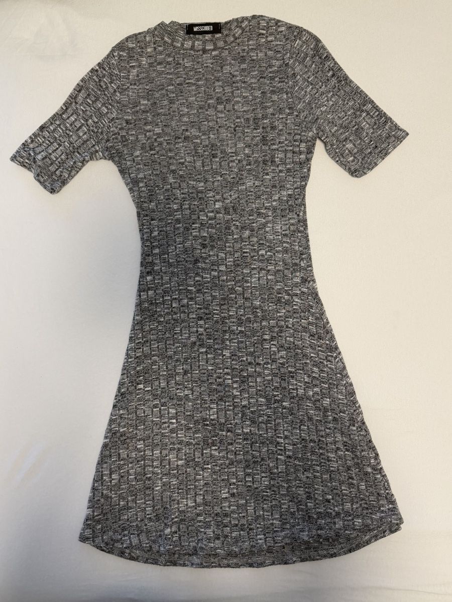 Vestiti: Graues Kleid, kurze Ärmel – Nuovo (secondo la descrizione) da Triesen venduto da kon_kkm8