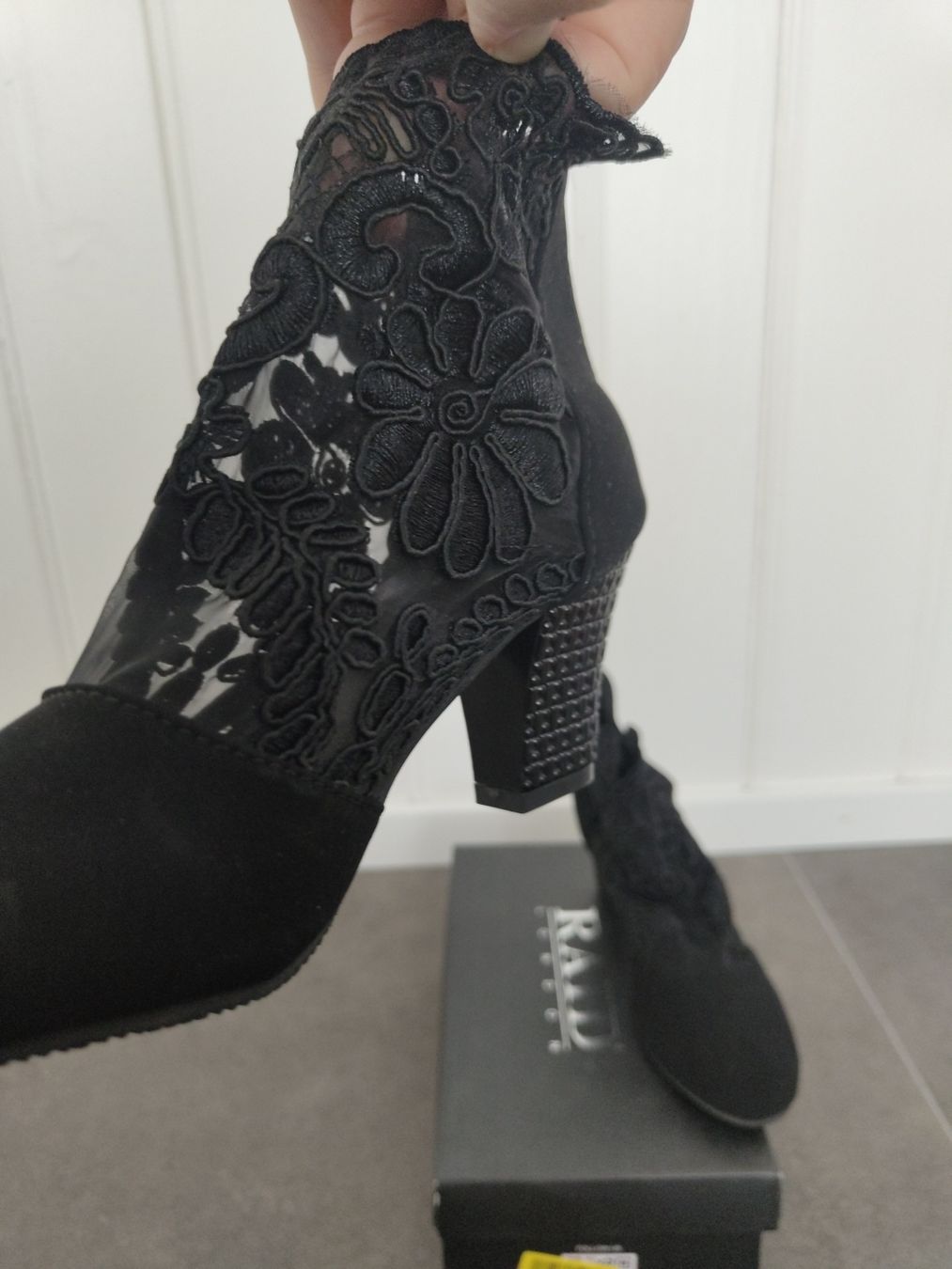 Scarpe da donna: Elegante Wildlederstiefeletten mit Spitze – Nuovo (secondo la descrizione) da Alterswil FR venduto da Agape07 2
