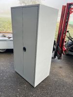 Une armoire métallique