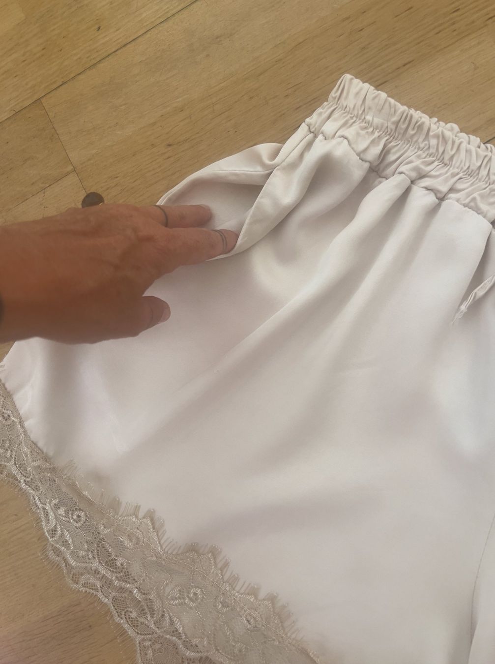 Hosen: Leichte Shorts mit Seide – Neu und originalverpackt aus Zürich von Naebeli 3