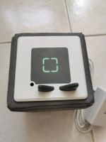 Anthrazite graue Toniebox mit Ladestation