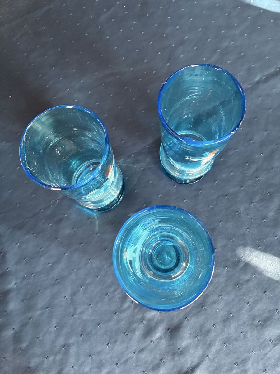 Karaffen: Antike Glaskanne und 3 Gläser blau mit Schneemalerei – Gebraucht aus Dornach von Rosengarten 4