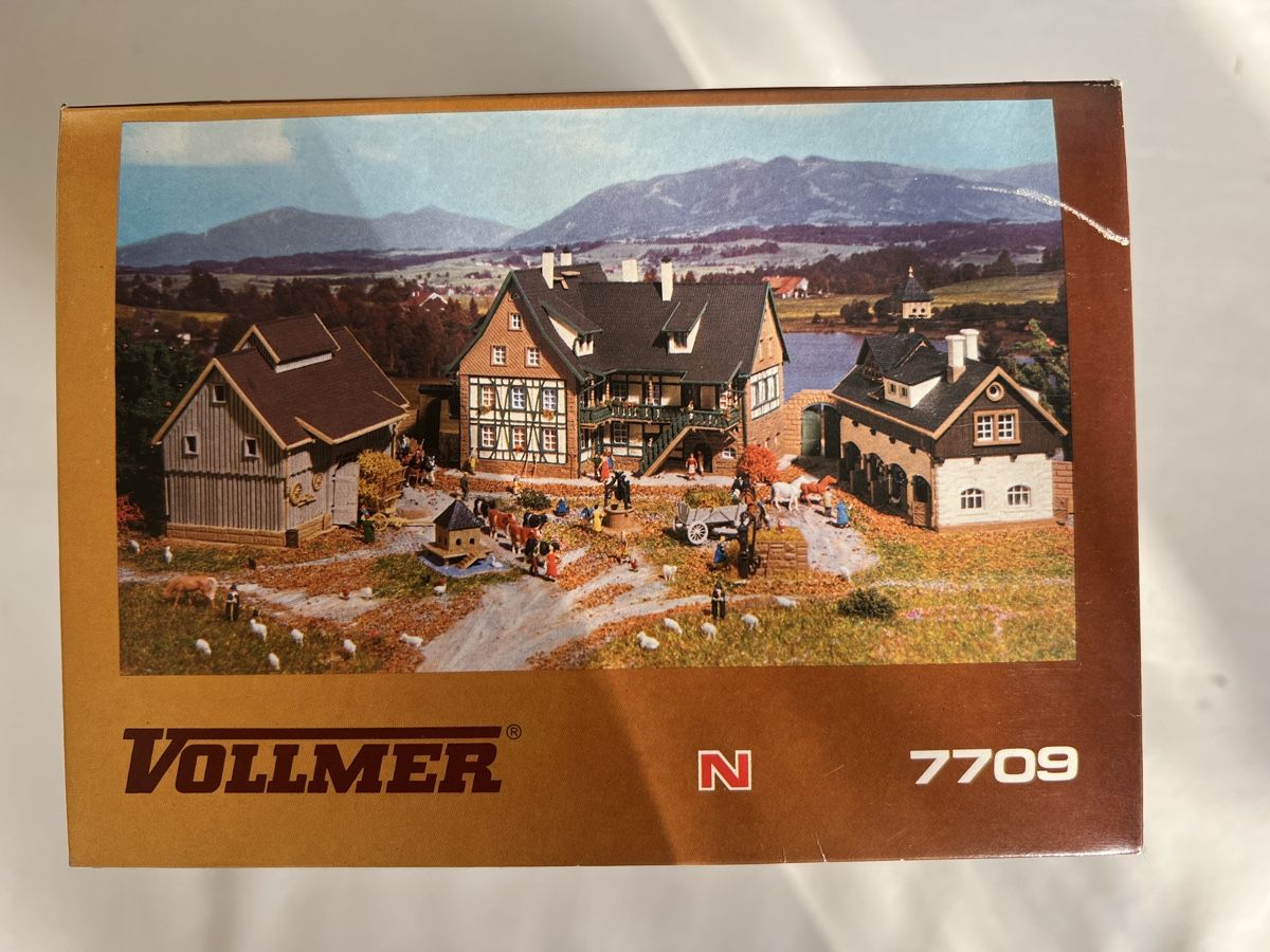 Vollmer Modellini di ferrovie: Vollmer 7709 Bauerngehöft N – Nuovo (secondo la descrizione) da Zeiningen venduto da nic_2rmd 2