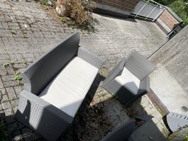 Gartenmöbel Polyrattan Sofa, Sessel mit Kissen und Tisch
