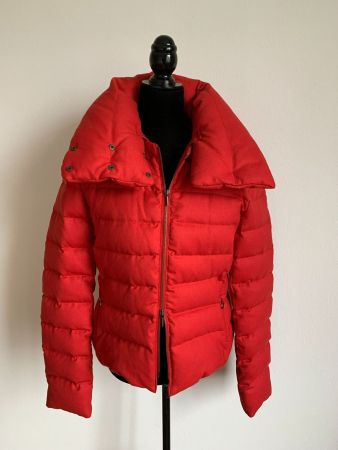 AKRIS: Exklusive rote Daunen-Jacke mit Kaufetikette NP 1690