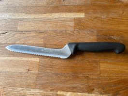 praktisches Brotmesser mit geknickter Klinge